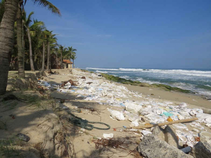 Những bao đựng cát bị sóng đánh vỡ đã vô hình biến thành một lượng rác thải không hề nhỏ | Ảnh: TN&MT