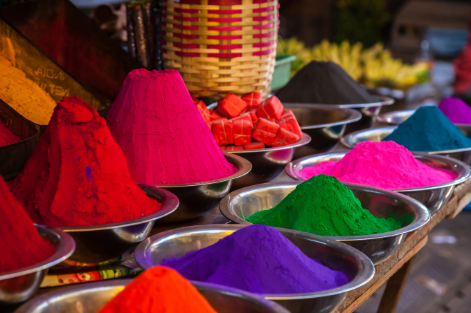 Bột màu được dùng trong lễ Holi là hỗn hợp nghệ tây, gỗ đàn hương và hoa hồng để tạo nên những màu sắc đa dạng và bắt mắt. Ảnh Internet