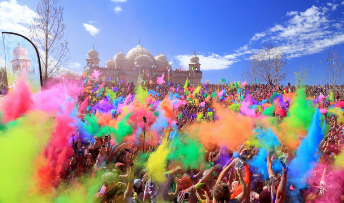 Náo nhiệt và đầy sắc màu với các nghi lễ truyền thống như ném bột màu và nước có chứa thuốc dạng bột lên người để ngăn ngừa bệnh tật, lễ hội đưa mọi người gần gũi hơn với tôn giáo và văn hóa của người Hindu. Ảnh Internet