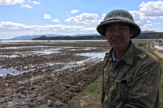 Ông Phạm Văn Cầu có đất sản xuất bên vùng lòng hồ lo lắng về nguồn nước | Ảnh: Trần Hoá