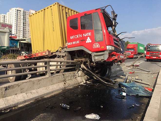 Hiện trường vụ tai nạn của tài xế container