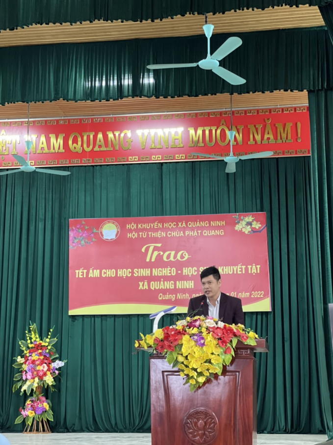 Ông Lê Văn Bắc, đại diện các nhà hảo tâm phát biểu tại buổi lễ trao quà