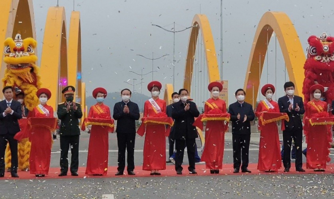 Thủ tướng Chính phủ Phạm Minh Chính và các đại biểu cắt băng khánh thành cầu Tình Yêu.