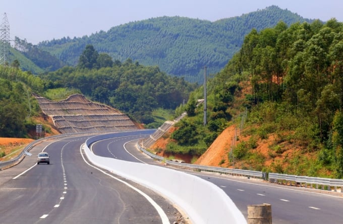 Lạng Sơn đang tập trung đẩy nhanh tiến độ triển khai dự án thành phần 2, đoạn Hữu Nghị - Chi Lăng thuộc dự án cao tốc Bắc Giang - Lạng Sơn với quyết tâm sẽ đưa vào hoàn thành tuyến cao tốc này trong năm 2023 như chỉ đạo của Thủ tướng Chính phủ