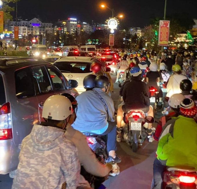 Để vào được thành phố Đà Lạt, du khách phải nhích xe nhiều giờ đồng hồ do ùn tắc