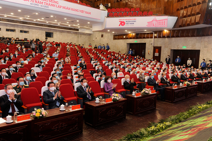 Các đồng chí lãnh đạo, nguyên lãnh đạo Đảng, Nhà nước và các đại biểu dự lễ kỷ niệm 70 năm thành lập Ngân hàng Việt Nam