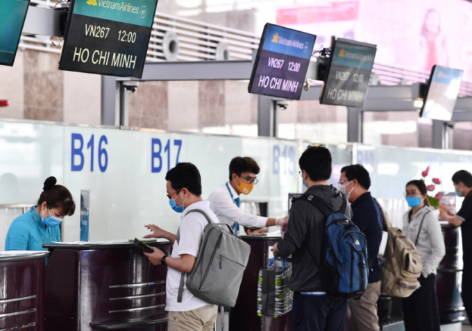 Vietnam Airlines khuyến nghị hành khách nên khai báo y tế điện tử trên ứng dụng di động PC-Covid trước khi lên sân bay