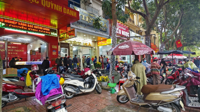Ngay từ sáng sớm, 'phố vàng' Nguyễn Công Trứ đã 'nêm' kín khách mua vàng