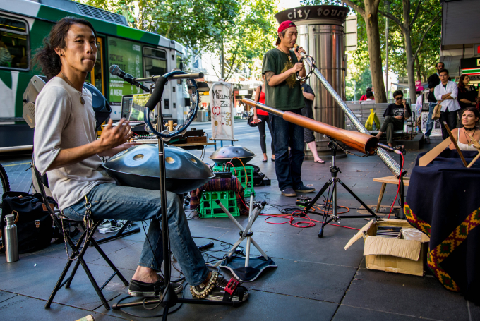 Nhạc sống và các ban nhạc đường phố thu hút người dân tại Melbourne và các du khách ghé thăm.