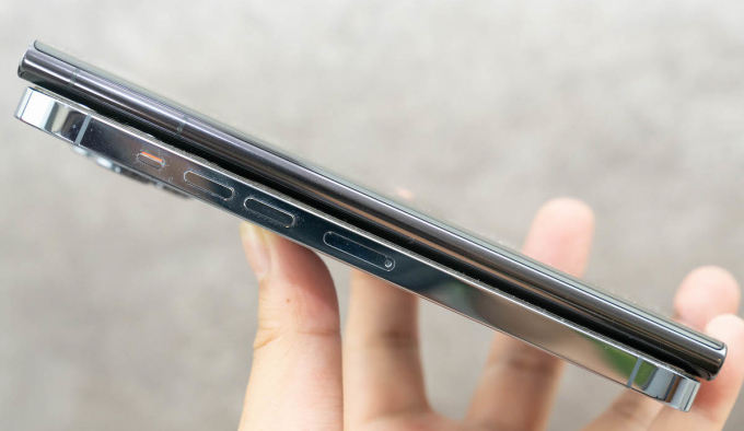 Khung viền Samsung S22 Ultra so với iPhone 13 Pro Max