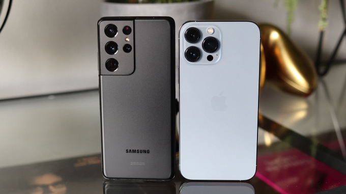Cụm camera sau của Samsung S22 Ultra và iPhone Pro Max