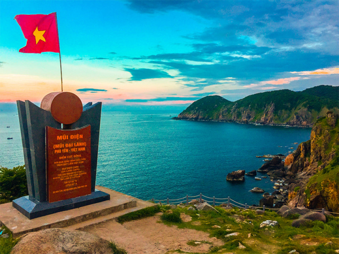 Tấm bia “Hải đăng Mũi Điện - Điểm cực Đông, nơi đón ánh bình minh đầu tiên trên đất liền Việt Ban”