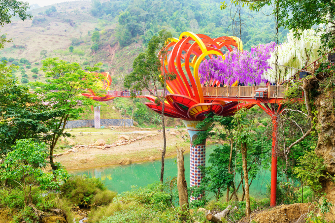 Cầu kính Tình Yêu trong Khu du lịch sinh thái thác Dải Yếm, Mộc Châu, Sơn La ứng dụng công nghệ 5D đầu tiên tại Việt Nam.