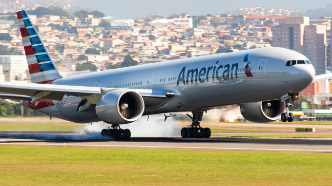Máy bay mang số hiệu 1775 của American Airlines phải hạ cánh khẩn cấp ngay khi hành khánh có hành vi gây rối