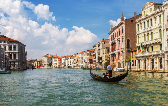 Du khách có thể thư giãn trên thuyền gondola tại Venice, Ý