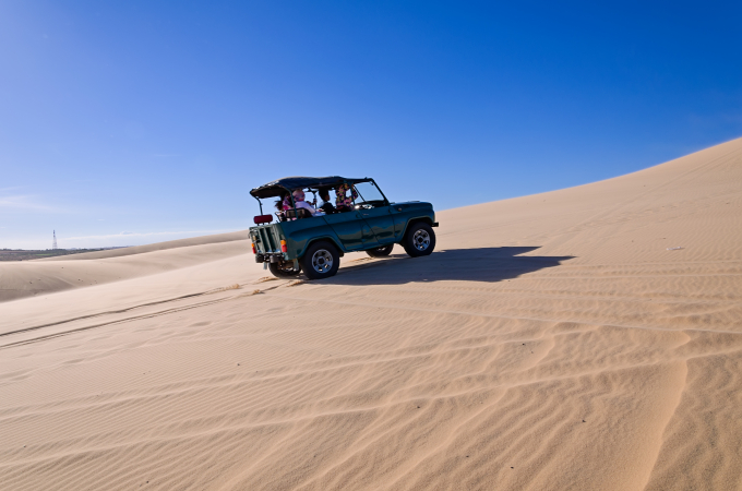 Khách trải nghiệm xe jeep tốc độ cao tại đồi cát Mũi Né