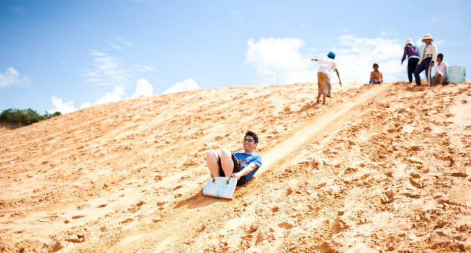 Hoạt động trượt cát tại đồi Mũi Né | Ảnh: Phu Son Nguyen