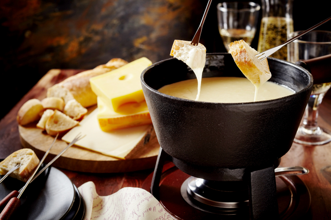 Từ những nguyên liệu đơn giản, fondue đã trở thành món ăn đại diện cho nền ẩm thực Thuỵ Sĩ