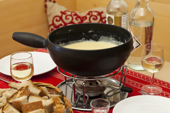 Nồi caquelon nông và rộng giúp giữ nhiệt tốt nên thường được sử dụng khi nấu và thưởng thức fondue