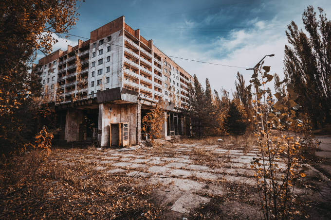 Thảm họa hạt nhân xảy ra ở Chernobyl, khiến thành phố Pripyat bị bỏ hoang.