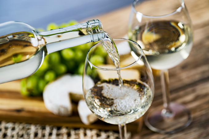 Vang trắng là thức uống phù hợp để thưởng thức cùng fondue. Ngoài ra, bạn có thể sử dụng trà hay rượu kirsch