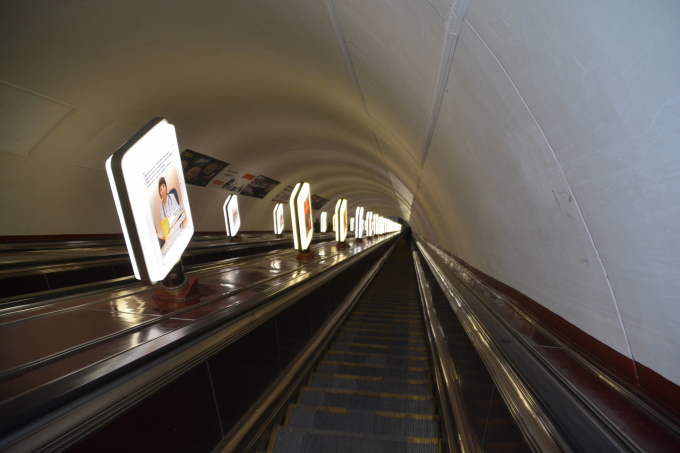 Ga Arsenalna sâu thứ hai trên thế giới, hành khách phải đi xuống 2 thang cuốn nếu muốn bắt chuyến tàu tại đây.