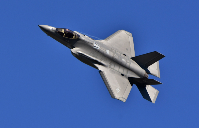 F-35 Joint Strike Fighter với công nghệ làm lệch hướng năng lượng radar khỏi nguồn phát