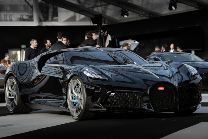 Bugatti La Voiture Noire với giá 18,68 triệu USD với cấu tạo thân xe từ sợi carbon, được ghép nối liền mạch