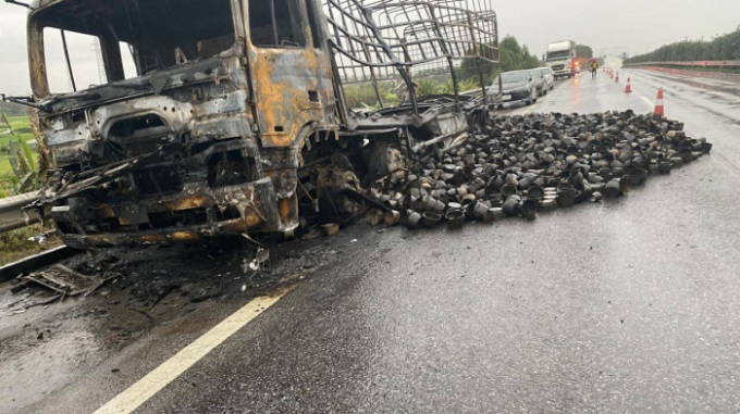 Xe tải sau cháy trụi tới trơ khung trên đoạn cao tốc Nội Bài - Lào Cai | Ảnh: ATGT