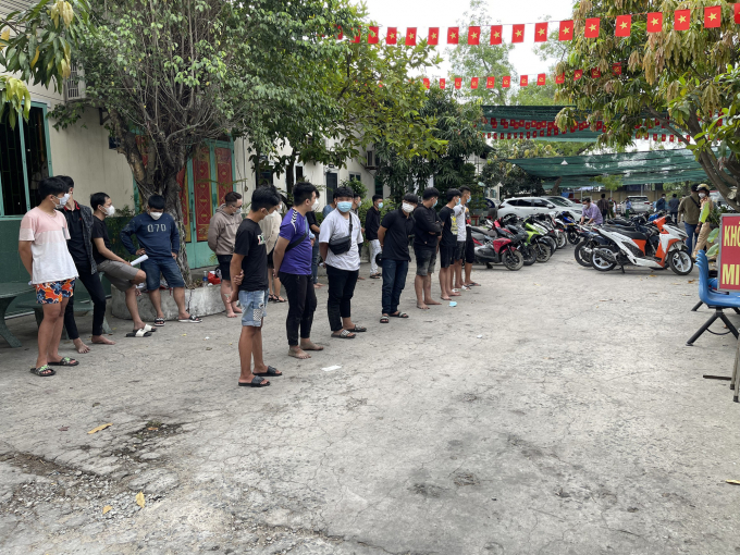 Các đối tượng trong đoàn đua cùng phương tiện được đưa về xử lý | Ảnh: GTVT