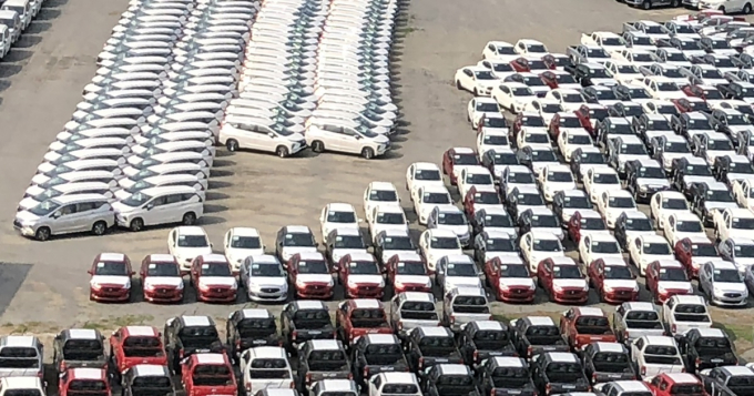 Xe ô tô loại khác (xe ô tô chuyên dụng) được các doanh nghiệp Việt Nam nhập khẩu là 244 chiếc xe với trị giá khai báo 16 triệu USD, giảm mạnh tới 90,6% về lượng và giảm 86,3% về trị giá so với tháng 12/2021