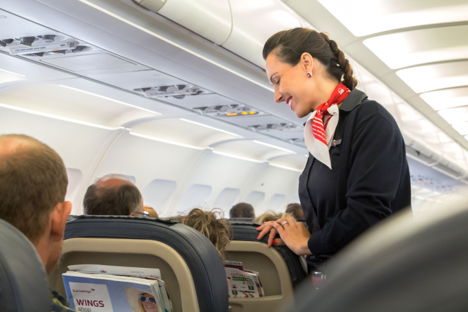 Khi muốn đổi chỗ ngồi, hành khách nên hỏi ý kiến từ tiếp viên hàng không | Ảnh minh hoạ