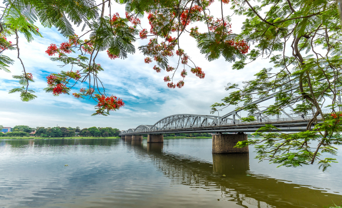 Cầu Tràng Tiền mộng mơ bắc qua dòng sông Hương