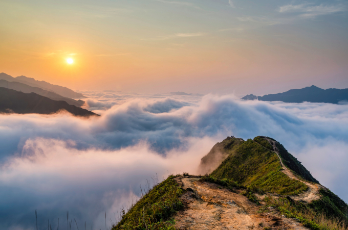 Những đồi núi xen lẫn biển mây đẹp trữ tình trên Tà Xùa