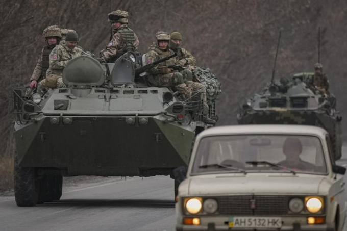 Hình ảnh quân đội Ukraine phá cầu, khẩn cấp rút lui khỏi Donbass | Ảnh: KT