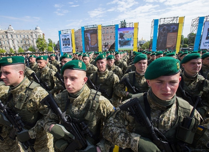 NATO điều hàng nghìn binh sĩ và hỏa lực tiếp tế tới các nước láng giềng của Ukraine | Ảnh: Markiv Mykhailo