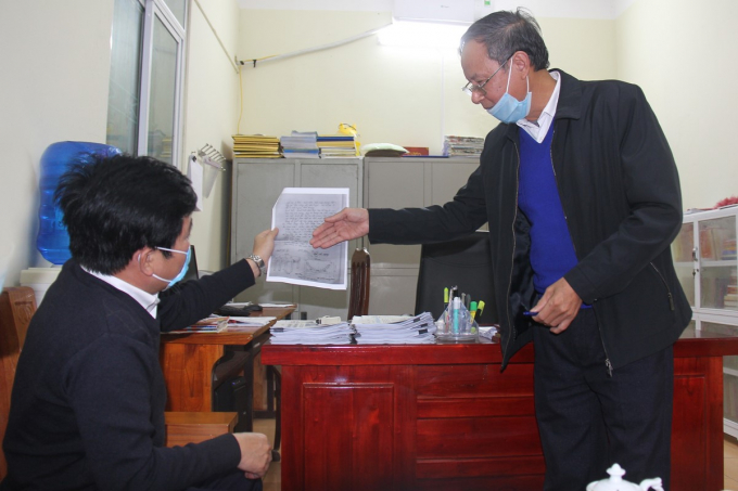 Phó Bí thư Thường trực Đảng ủy xã Đức Giang Nguyễn Quang Thôn giới thiệu bản ông viết tay từ năm 1997 trình báo về việc phát hiện các khối gỗ lim cổ