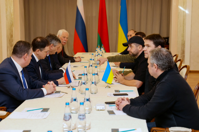 Phái đoàn Nga (bên trái) và phái đoàn Ukraine (bên phải) trong cuộc đàm phán ở Belarus