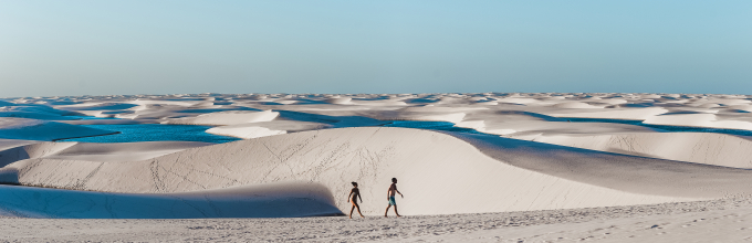 Du khách đi bộ trên cồn cát trắng mịn | Ảnh sưu tầm