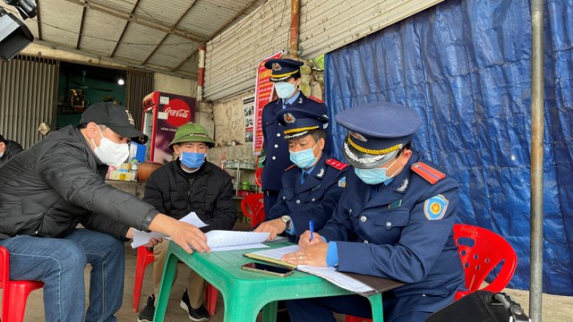 Đội Thanh tra GTVT đường thuỷ nội địa Hà Nội kiểm tra tại bến đò Chương Dương.