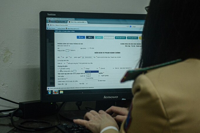 Được biết, từ năm 2020, Phòng CSGT Hà Nội đã áp dụng hình thức xử phạt trực tuyến trên Cổng dịch vụ công quốc gia. Qua 2 năm triển khai, công tác xử phạt, giải quyết thủ tục hành chính tại phòng đã đạt đến mức độ 1 và 2.