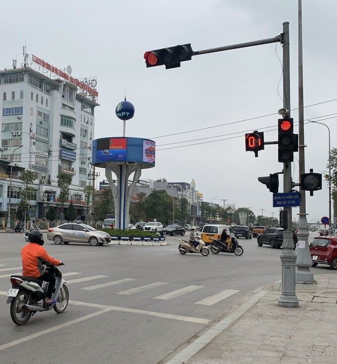 Loa phát thanh tuyên truyền lắp đặt trên cột đèn tín hiệu giao thông tại ngã tư Hùng Vương - Lê Lợi.