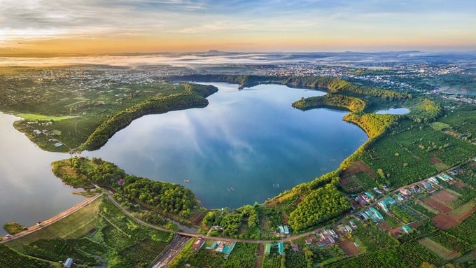 Như câu hát “đôi mắt Pleiku Biển Hồ đầy” có làn nước trong xanh quanh năm, với nhịp sống yên bình của ngư dân trên hồ | Ảnh: Vietnam Airlines