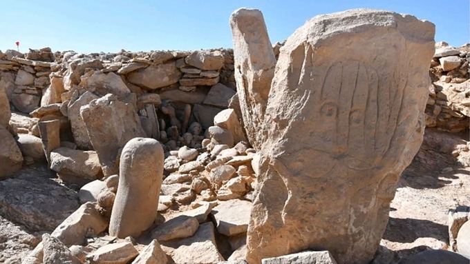 Quần thể đồ đá cùng những tác phẩm điêu khắc được khai quật | Ảnh: CNN