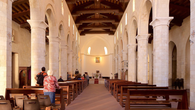 Một phần bên trong nhà thờ Norman | Ảnh: Expedia