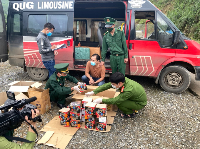 Lực lượng chức năng đang xác minh nguồn gốc lô hàng (Ảnh: Hoàng An)