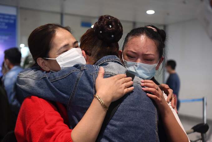 Sau những ngày lo lắng và căng thẳng tại vùng chiến sự, các gia đình mừng rỡ khi đoàn tụ với nhau tại sân bay Nội Bài. Ảnh Internet