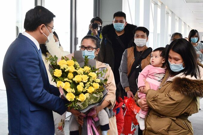 Ngay sau khi máy bay hạ cánh tại Việt Nam lúc trưa ngày 8/3, Tổng giám đốc Vietnam Airlines Lê Hồng Hà đã ra tận cửa máy bay đón những hành khách trở về từ Rumani. Ảnh Internet
