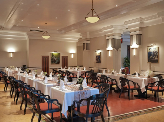Tận hưởng bữa tối đặc biệt với những người thân yêu tại Azerai La Residence | Ảnh: Traveline+
