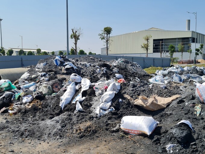 Nhiều rác thải công nghiệp được đổ sát sườn ngày tại nhà máy KCN ở Văn Môn.